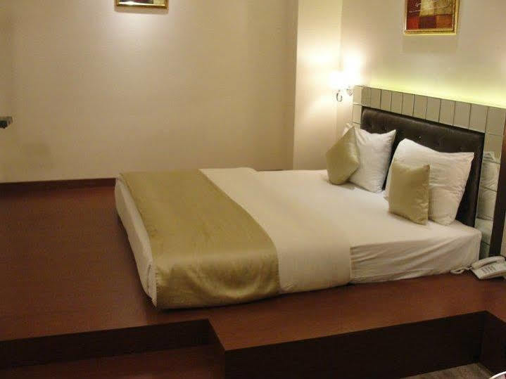 Hotel D'Grand Bareilly Extérieur photo